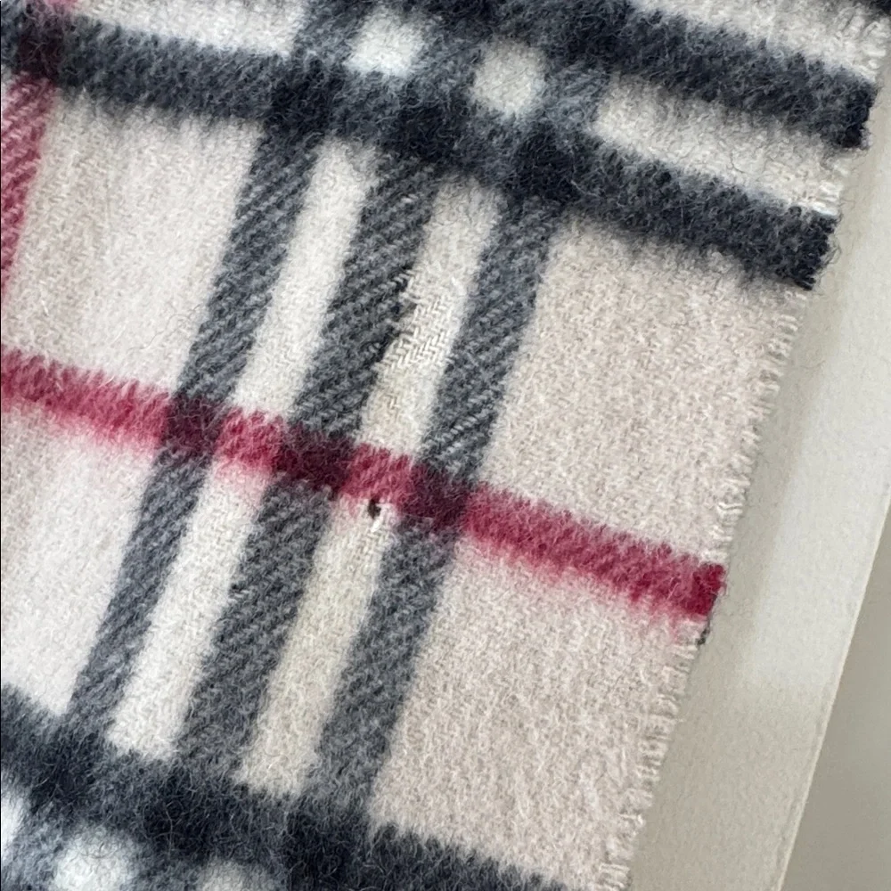 Burberry cashmere scarf - Picture 4 of 9